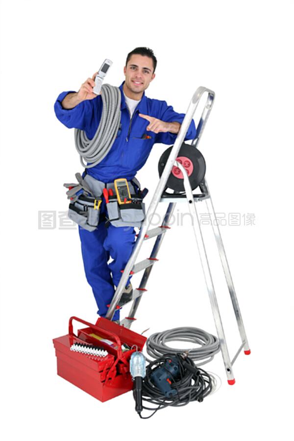 被設(shè)備包圍的男電工 在器材的叢林中守護(hù)光明